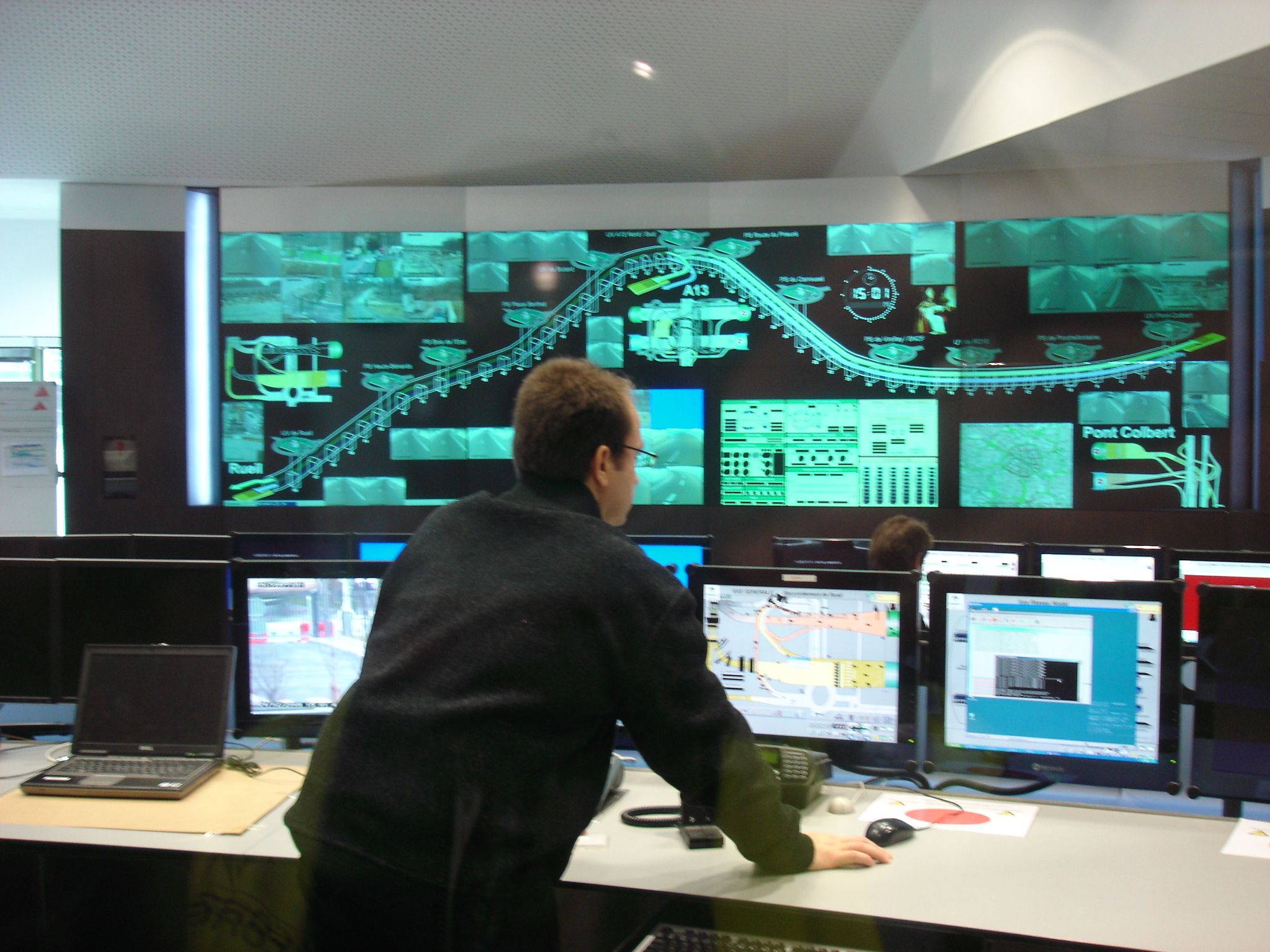 Figure 2 : Système SCADA dans une salle de contrôle d'un tunnel